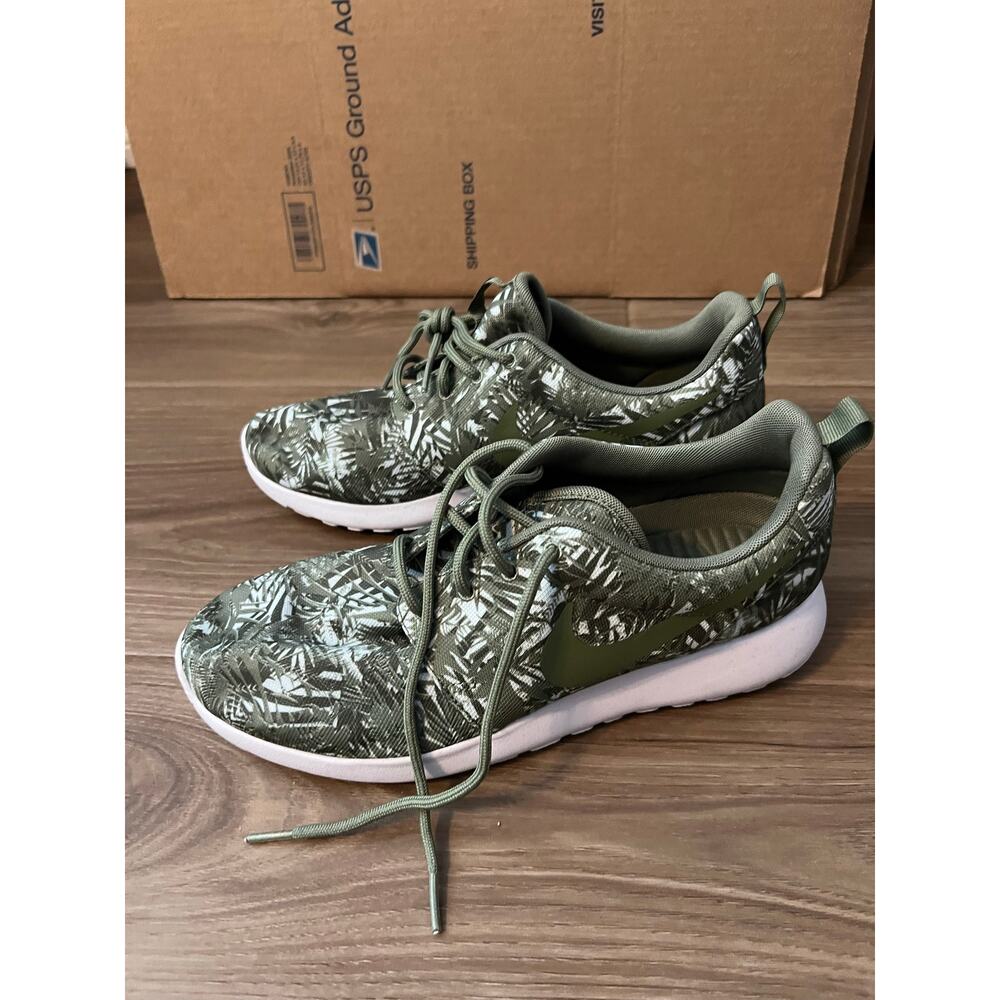 NWOT  Nike Green Palm Tree Sneakers – Size 9.5